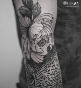 tatuaje-flores-codo-logia-barcelona-foteev 